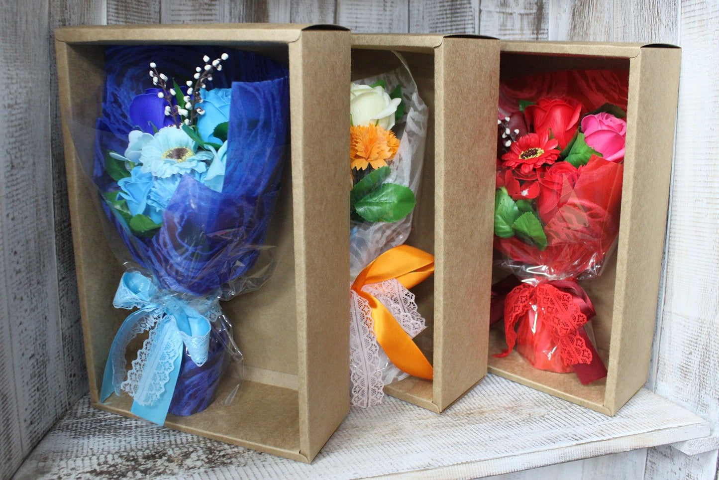 Dárková kytice mýdlových květů v krabičce – červená