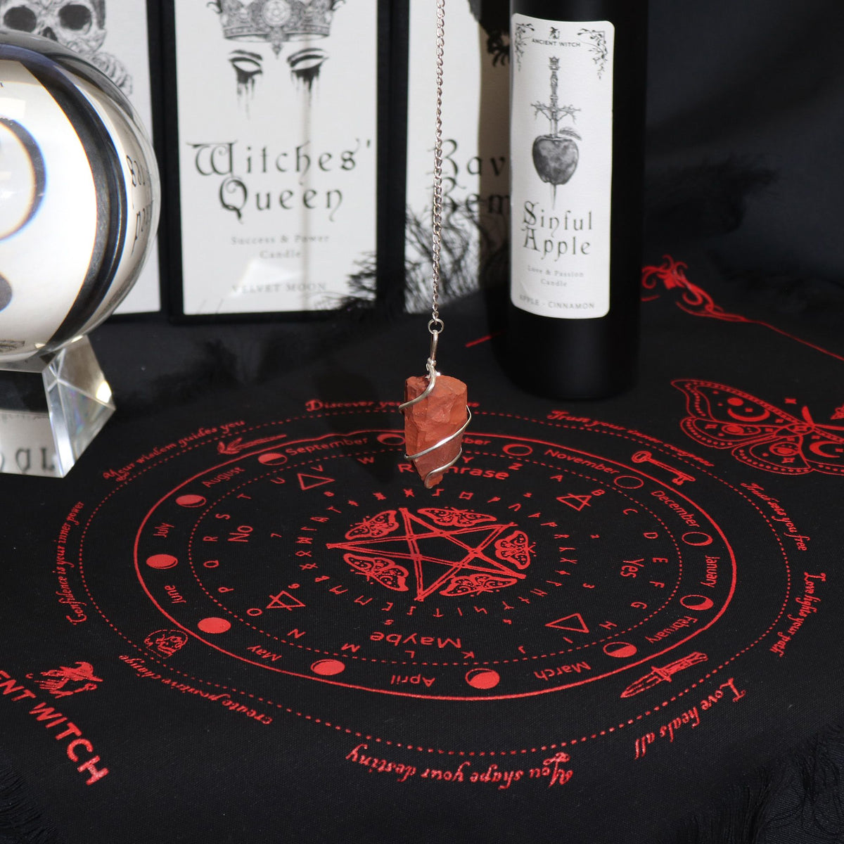 Podložka pro kyvadlo Ancient Witch – Můra · černá a červená