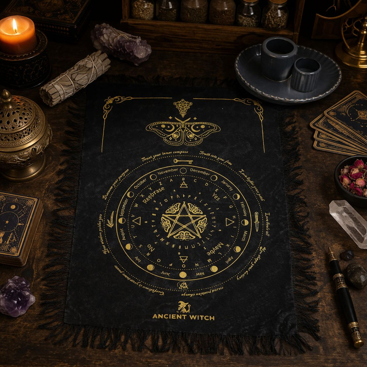 Podložka pro kyvadlo Ancient Witch – Můra · černá a zlatá