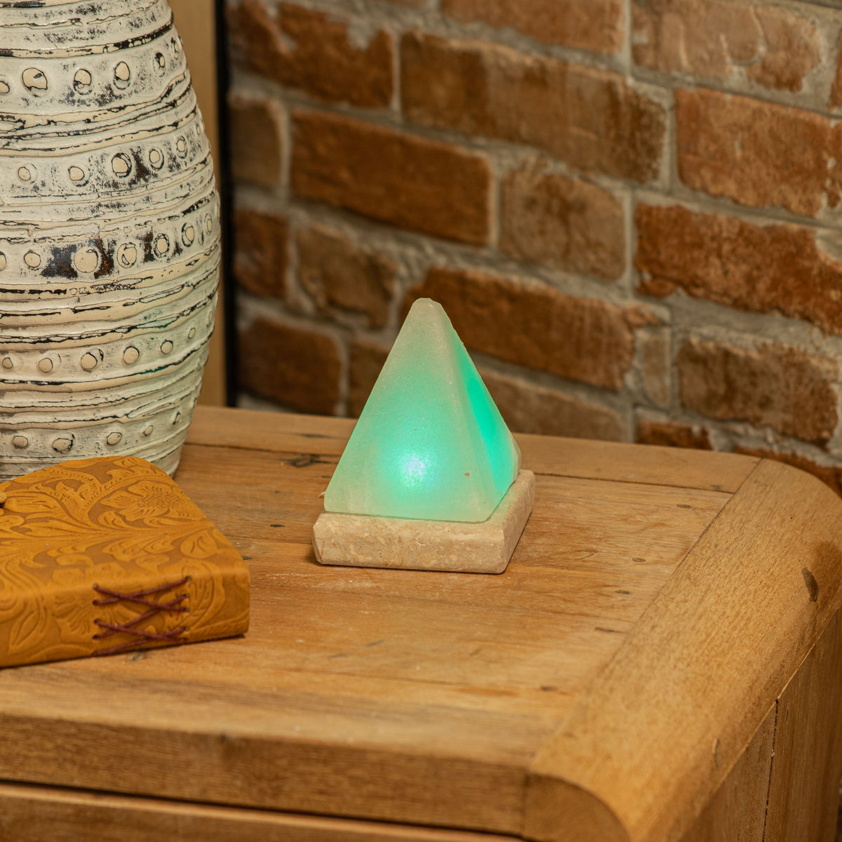 Bílá USB solná lampa Pyramida, 9 cm – barevné světlo