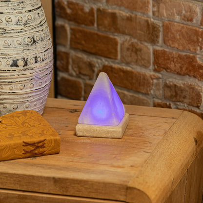 Bílá USB solná lampa Pyramida, 9 cm – barevné světlo