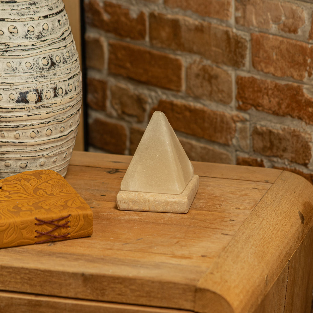 Bílá USB solná lampa Pyramida, 9 cm – barevné světlo