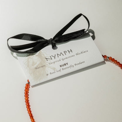 Minerální náhrdelník Nymph s motýlem – rubín