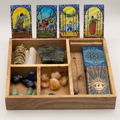 Krabička na tarot se čtyřmi přihrádkami – rytý motiv