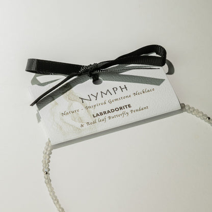 Minerální náhrdelník Nymph s motýlem – labradorit