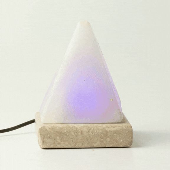 Bílá USB solná lampa Pyramida, 9 cm – barevné světlo