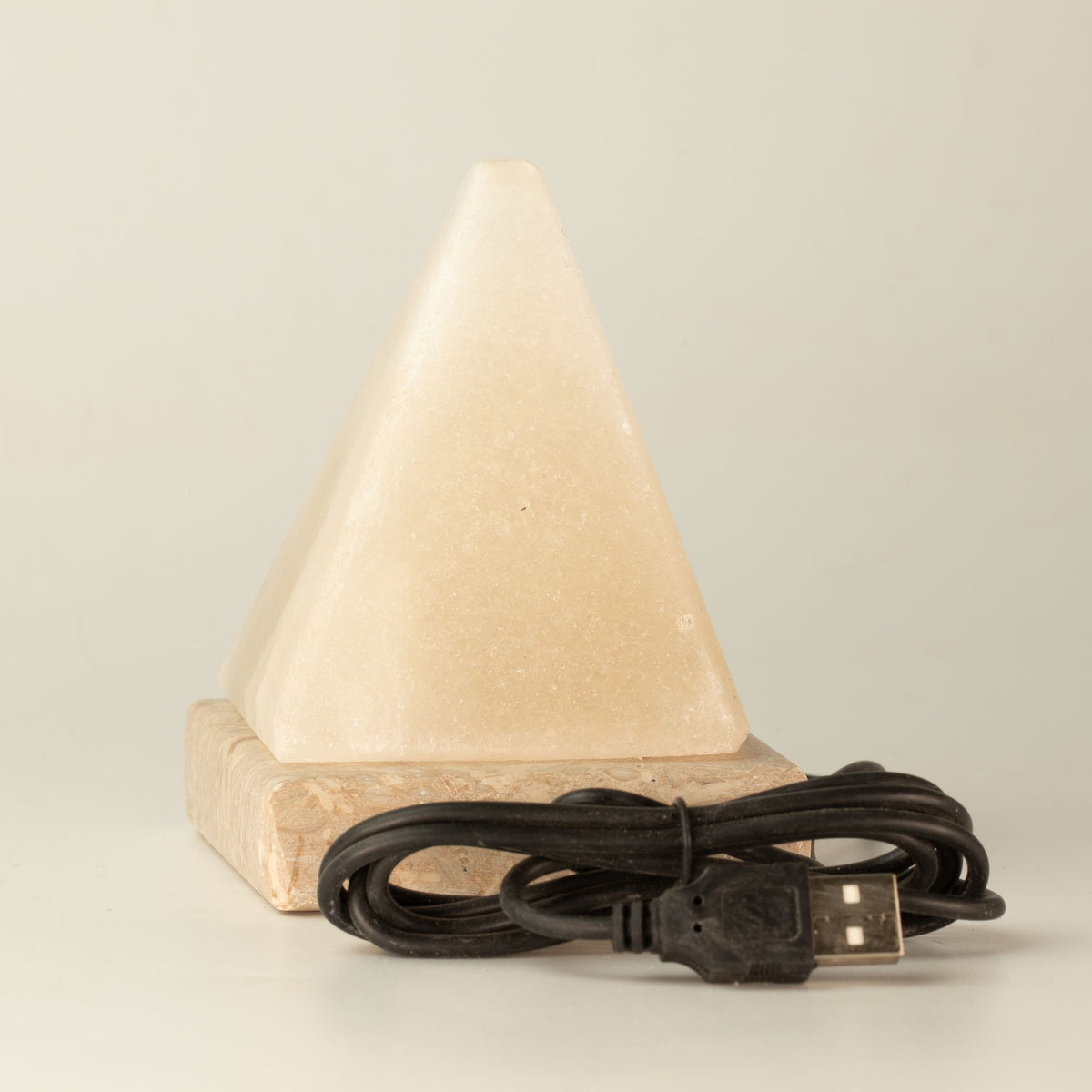 Bílá USB solná lampa Pyramida, 9 cm – barevné světlo
