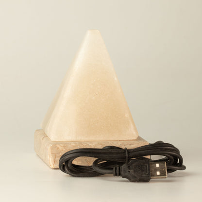 Bílá USB solná lampa Pyramida, 9 cm – barevné světlo