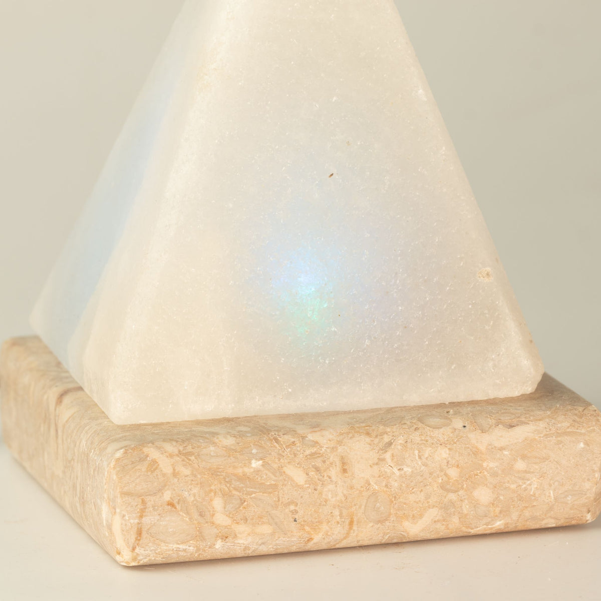 Bílá USB solná lampa Pyramida, 9 cm – barevné světlo