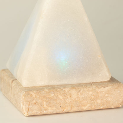 Bílá USB solná lampa Pyramida, 9 cm – barevné světlo